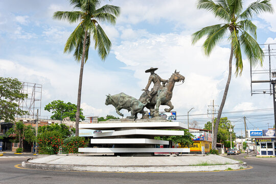 charro statue mounted on horse in reprecentacion of the sport of charreria and the suerte de cola. Glorieta del Charro, Colima, Mex, Jan 2, 2026. charreria. artist Bernardo Ruiz Lopez Artasanchez.