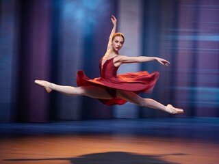 Eine Ballerina springt in der Luft