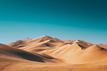 Paisaje de desierto con dunas onduladas y cielo azul