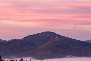 Sonnenaufgang am Fünf-Burgen-Blick in der Pfalz mit Nebel in den Tälern