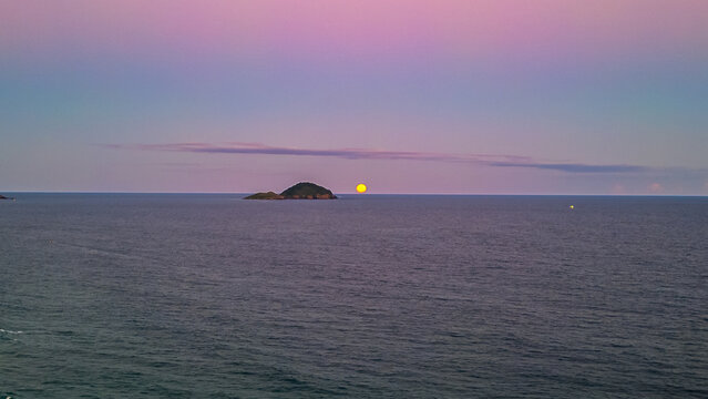 Lual Praia Lua Cheia Fim De Tarde Crep&uacute;sculo Mo&ccedil;ambique Floripa Florian&oacute;polis Santa Catarina Brasil Mar Areia Horizonte C&eacute;u Azul Paisagem Tropical Destino Tur&iacute;stico Noite Romance Natureza Beira-mar