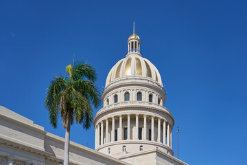 Obraz premium The dome of the Capitol in Havana against the backdrop of a clear blue sky.