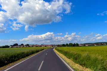 Landesstraße L 3351 vor Bruchenbrücken/Friedberg in Hessen 