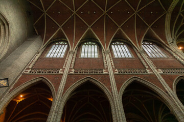 Wnętrze i widok sklepień kościoła w Gandawie © Magdalena