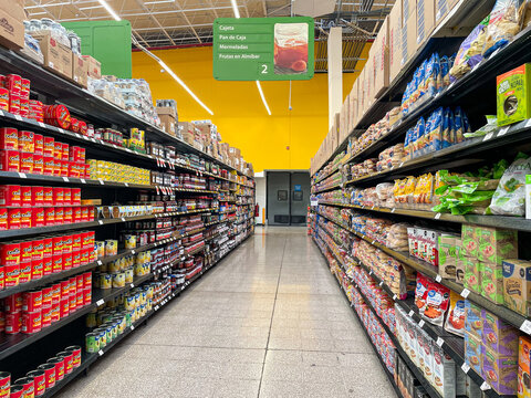 walmart store, super market aisles, shopping cart, chedraui, comercial mexicana, superama, City Market, costco, Guadalajara, Jalisco, December 16, 2024. 