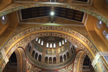 Basilique Sainte Th&eacute;r&egrave;se de Lisieux, de style romano-byzantin, et construite au 20&egrave;me si&egrave;cle, int&eacute;rieur de la basilique, ville de Lisieux, d&eacute;partement du Calvados, France