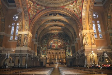 Basilique Sainte Thérèse de Lisieux, de style romano-byzantin, et construite au 20ème siècle, intérieur de la basilique, ville de Lisieux, département du Calvados, France