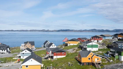 Gordijnen Poolcirkel Traditional Houses of Nuuk Greenland by the Arctic Sea  © Gabriel Latis