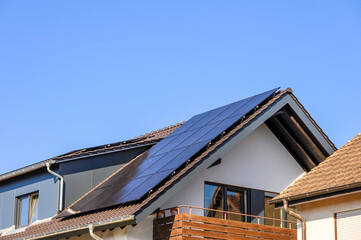 Hausdach mit Solaranlage zur Stromerzeugung