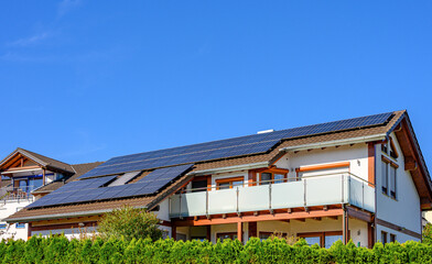 Optimale Nutzung der Dachfl&auml;che mit Solarzellen eines attraktiven Wohnhauses