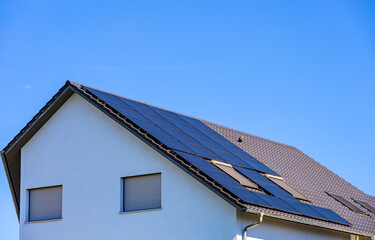 Doppelhaush&auml;lfte mit Solarzellen vor blauem Himmel