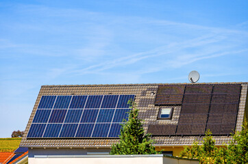 Solaranlagen auf Hausd&auml;chern vor blauem Himmel
