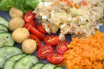 Salada Russa und M&ouml;hrensalat mit Knoblauch