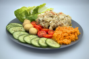 Salada Russa und M&ouml;hrensalat mit Knoblauch