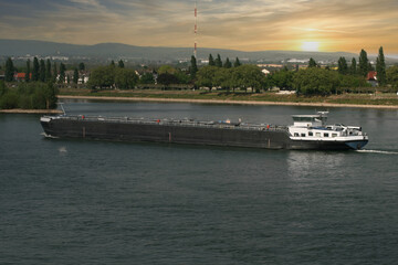 binnenschifffahrt-auf-dem-rhein-bei-mainz-02