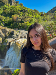Mujer joven morena posando en la montaña Pozo de los Humos Salamanca 2025, Young brunette woman posing in the mountain Pozo de los Humos Salamanca 2025