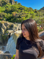 Mujer joven morena posando en la montaña Pozo de los Humos Salamanca 2025, Young brunette woman posing in the mountain Pozo de los Humos Salamanca 2025