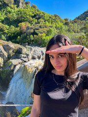 Mujer joven morena posando en la montaña Pozo de los Humos Salamanca 2025, Young brunette woman posing in the mountain Pozo de los Humos Salamanca 2025