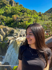 Mujer joven morena posando en la montaña Pozo de los Humos Salamanca 2025, Young brunette woman posing in the mountain Pozo de los Humos Salamanca 2025