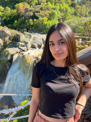 Mujer joven morena posando en la montaña Pozo de los Humos Salamanca 2025, Young brunette woman posing in the mountain Pozo de los Humos Salamanca 2025