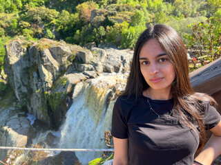 Mujer joven morena posando en la montaña Pozo de los Humos Salamanca 2025, Young brunette woman posing in the mountain Pozo de los Humos Salamanca 2025