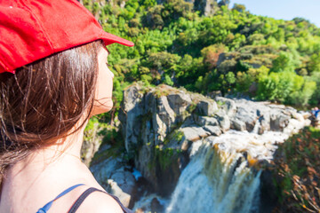 Mujer joven morena posando en la montaña Pozo de los Humos Salamanca 2025, Young brunette woman posing in the mountain Pozo de los Humos Salamanca 2025