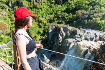 Mujer joven morena posando en la montaña Pozo de los Humos Salamanca 2025, Young brunette woman posing in the mountain Pozo de los Humos Salamanca 2025