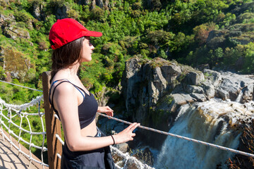 Mujer joven morena posando en la montaña Pozo de los Humos Salamanca 2025, Young brunette woman posing in the mountain Pozo de los Humos Salamanca 2025