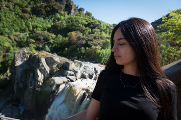 mujer morena 22 años posando en el pozo de los humos salamanca 2025