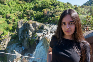 mujer morena 22 años posando en el pozo de los humos salamanca 2025