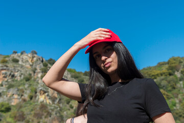 mujer morena modelo posando en la montaña españa 2025 22 años 