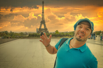 Turista disfrutando de la Torre Eiffel en París, con boina azul parisina y sonrisa alegre. © ismel leal