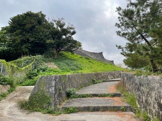 城壁の見える、階段のある石造りの小道