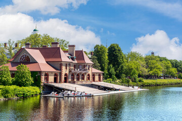 Obraz premium Elegant riverside boathouse surrounded by lush greenery on a summer day in Cambridge, Massachusetts, USA 