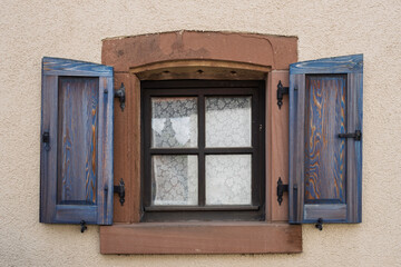 Fenster mit blauen Fensterläden