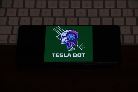 Tesla Bot - Optimus - Rob&ocirc; humanoide de uso geral em desenvolvimento pela Tesla, Inc., projetado para realizar tarefas repetitivas, perigosas ou chatas em casas ou f&aacute;bricas.