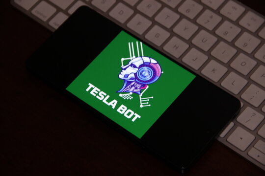 Tesla Bot - Optimus - Rob&ocirc; humanoide de uso geral em desenvolvimento pela Tesla, Inc., projetado para realizar tarefas repetitivas, perigosas ou chatas em casas ou f&aacute;bricas.