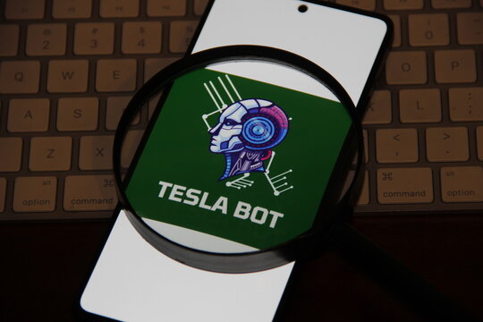 Tesla Bot - Optimus - Rob&ocirc; humanoide de uso geral em desenvolvimento pela Tesla, Inc., projetado para realizar tarefas repetitivas, perigosas ou chatas em casas ou f&aacute;bricas.