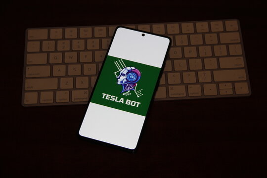 Tesla Bot - Optimus - Rob&ocirc; humanoide de uso geral em desenvolvimento pela Tesla, Inc., projetado para realizar tarefas repetitivas, perigosas ou chatas em casas ou f&aacute;bricas.