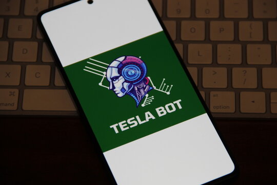 Tesla Bot - Optimus - Rob&ocirc; humanoide de uso geral em desenvolvimento pela Tesla, Inc., projetado para realizar tarefas repetitivas, perigosas ou chatas em casas ou f&aacute;bricas.
