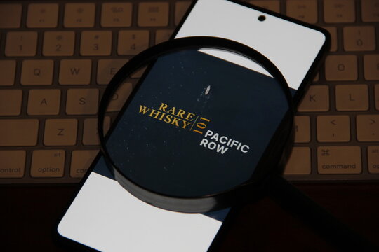 Rare Whisky 101 Pacific Row pretende arrecadar mais de &pound; 1 milh&atilde;o para a The Maclean Foundation, uma institui&ccedil;&atilde;o de caridade de &aacute;gua limpa que os irm&atilde;os lan&ccedil;aram com seu pai, Charles Maclean.