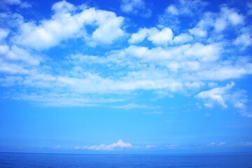 青空に浮かぶ白い雲と青い海