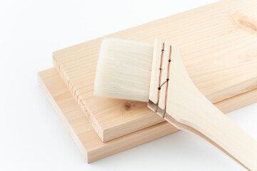 白背景に木の板と刷毛