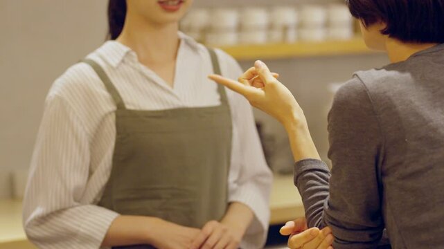 働くカフェ店員とクレーマー客