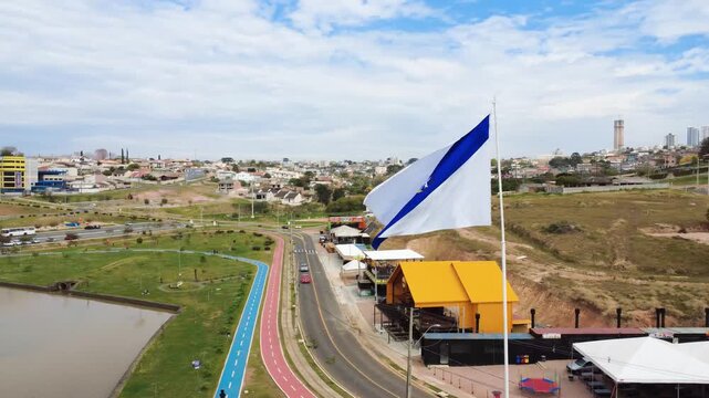 Lago de Olarias em Ponta Grossa mastro bandeira da cidade com fundo para o centro e bairro de Oficinas