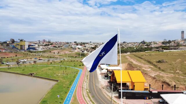 Lago de Olarias em Ponta Grossa mastro bandeira da cidade com fundo para o centro e bairro de Oficinas