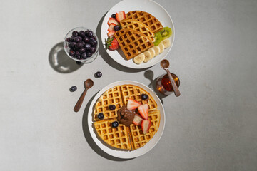 Waffles con fruta y miel