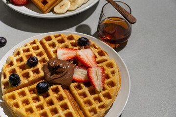 Waffles con fruta y miel