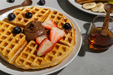 Waffles con fruta y miel