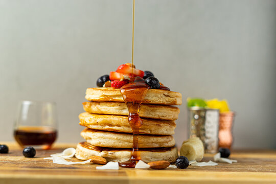Pancake con fruta y miel de desayuno